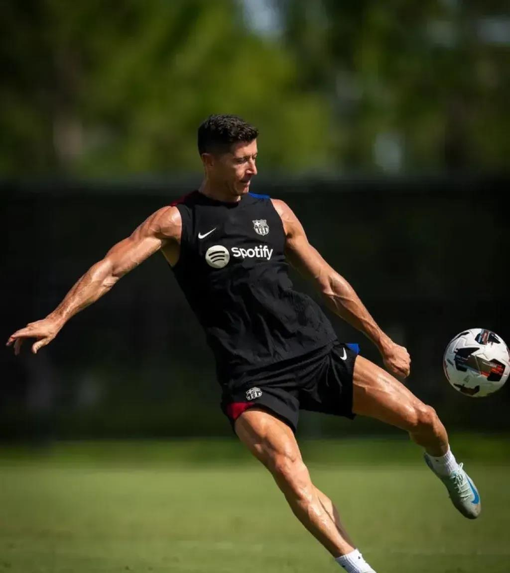 九游娱乐官网-莱万多夫斯基重返赛场，险胜首场状态出色，SKT观众沸腾！热度持续攀升(莱万多夫斯基国家队号码)